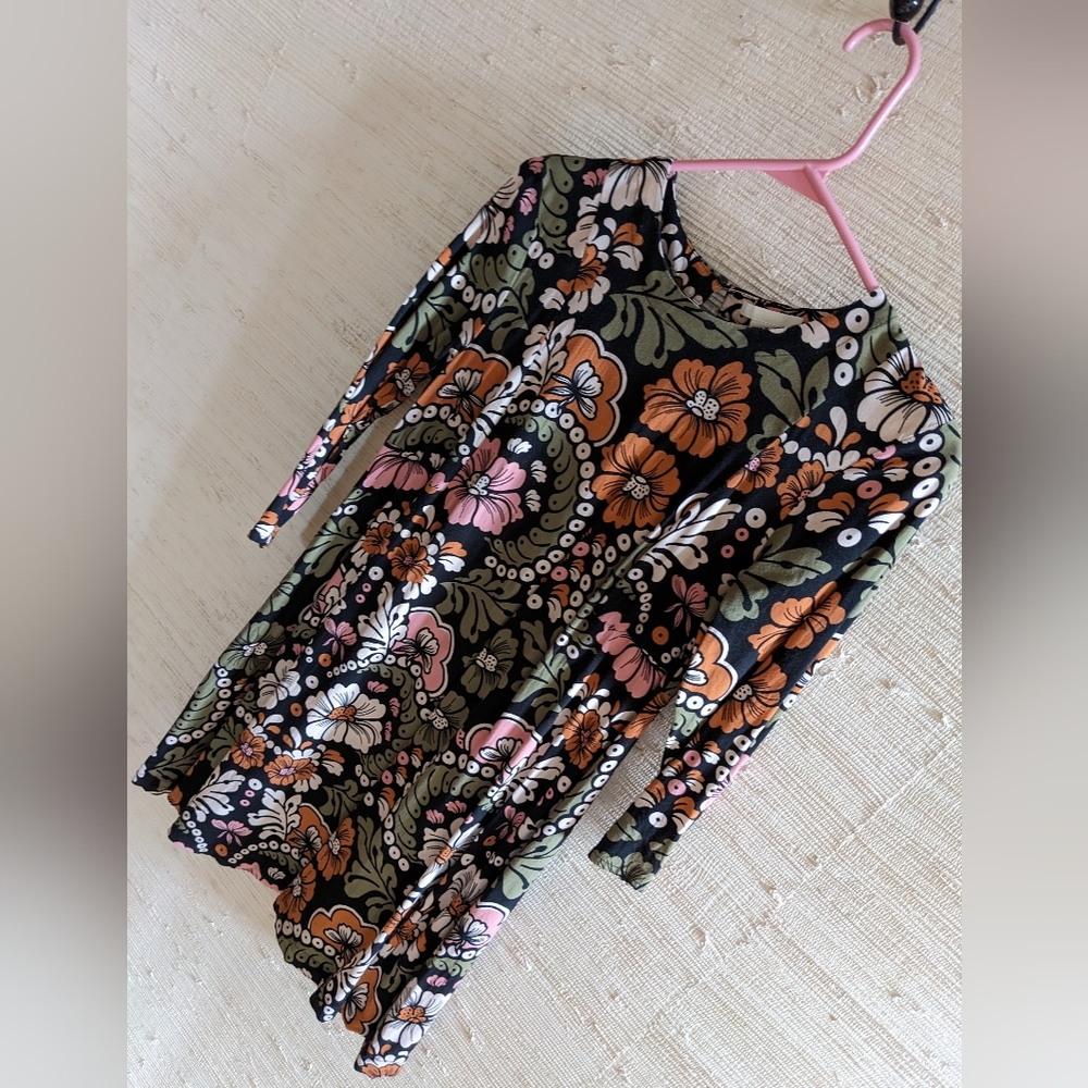 H&M black base floral dress size 6.  3/4 sleeves keyhole back